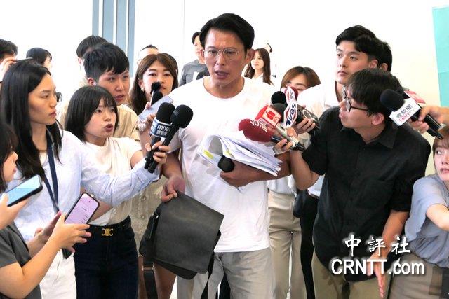 維持兩年條款　黃國昌：任何變動柯文哲決定