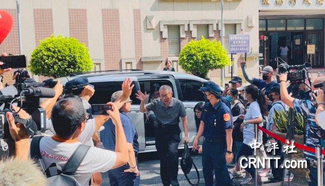 柯文哲出庭健步如飛　小草喊不投降、不屈服