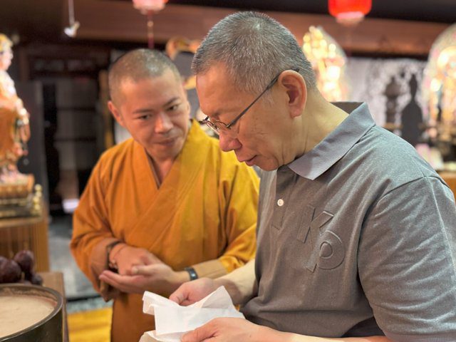 交保第三天　柯文哲祭拜父親淚流滿面