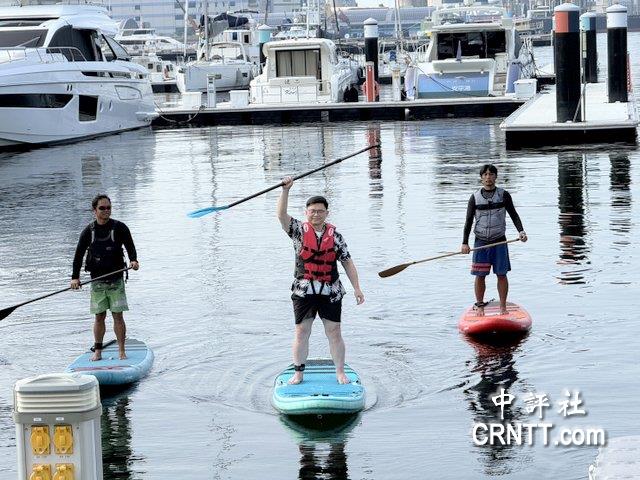 賴瑞隆高雄初選政見會　划SUP立槳秀活力