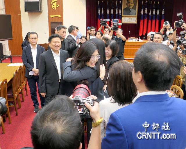 鄭麗文拜會國民黨團　擁抱喊加油士氣高