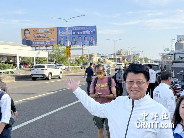 選舉看板上架 謝龍介嗆綠:別再說我介選 選舉看板上架 謝龍介嗆綠:別再說我介選