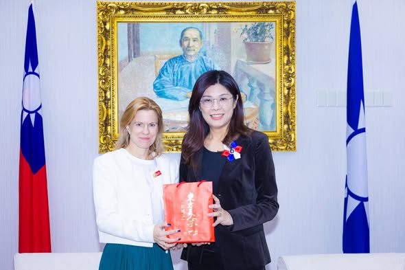 鄭麗文與英國在台辦事處代表會談　包瓊郁誠邀鄭再次訪英