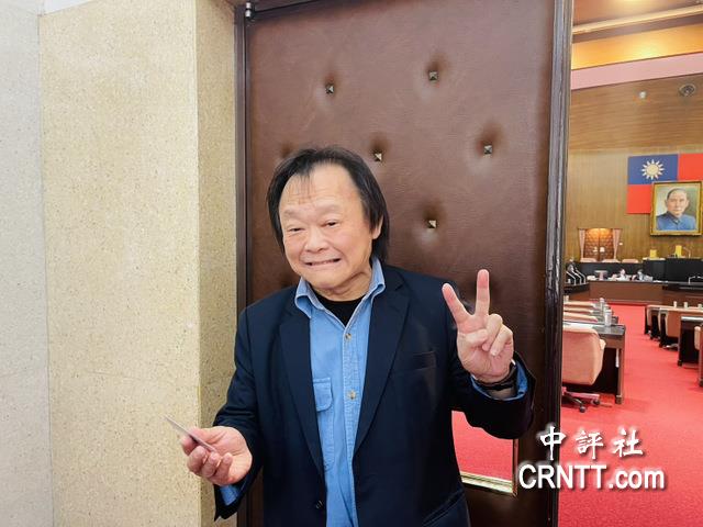 王世堅開金嗓唱從從容容　盼兩岸化解對立