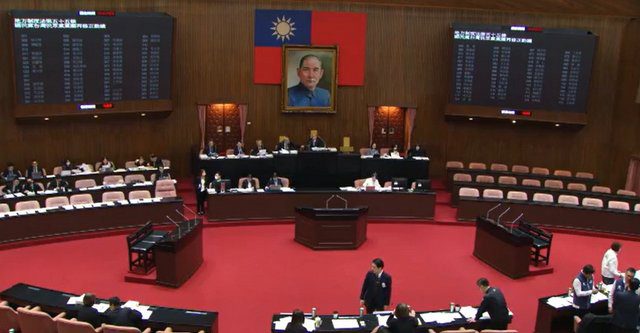 藍白聯手通過修正公投法　回歸投票日綁大選