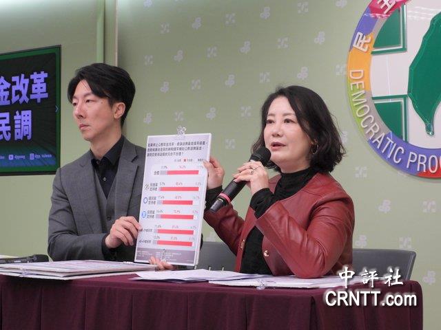 綠公佈民調近半挺年改 訴求民眾讓藍白知道 綠公佈民調近半挺年改 訴求民眾讓藍白知道