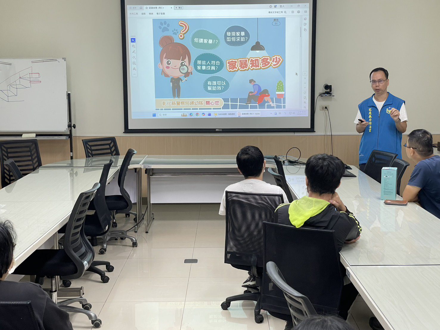 芳苑警深入「碁富食品」公司 宣導交通安全、家暴防治及防制人口販運 芳苑警深入「碁富食品」公司 宣導交通安全、家暴防治及防制人口販運