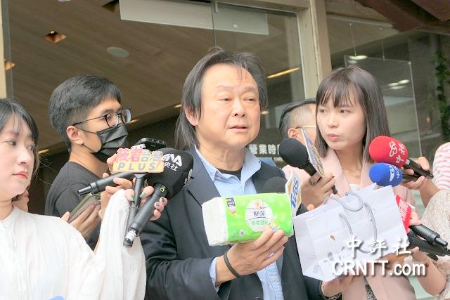 王世堅拿衛生紙送柯總召　讓他自己擦屁股扛責