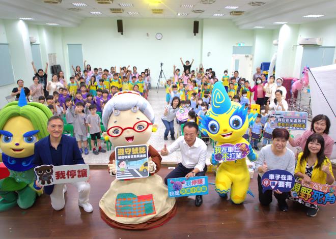 公視水果奶奶 進入嘉縣校園宣導交通安全觀念 公視水果奶奶 進入嘉縣校園宣導交通安全觀念