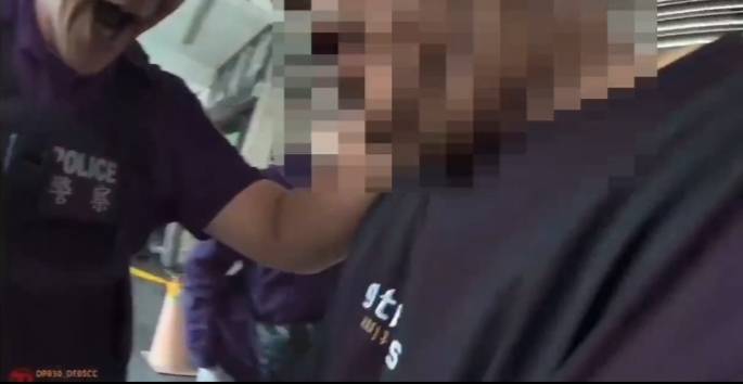 呂男(右)被警方逮捕。翻攝畫面