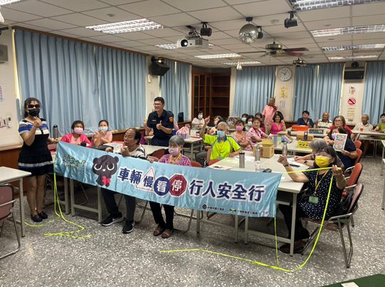 彰警加強高齡者交安宣導 營造安心用路環境 彰警加強高齡者交安宣導 營造安心用路環境