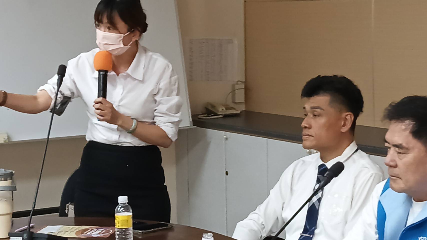 高雄市公寓大廈公會理事長陳苑娜(左)為保全及樓管公會及從業人員爭取權益。林錫淵攝