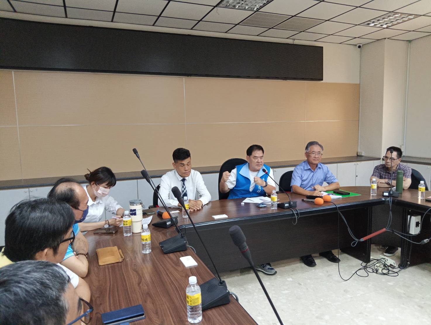 劉德林議員為保全及樓公會為找來消防局召開說明會。林錫淵攝