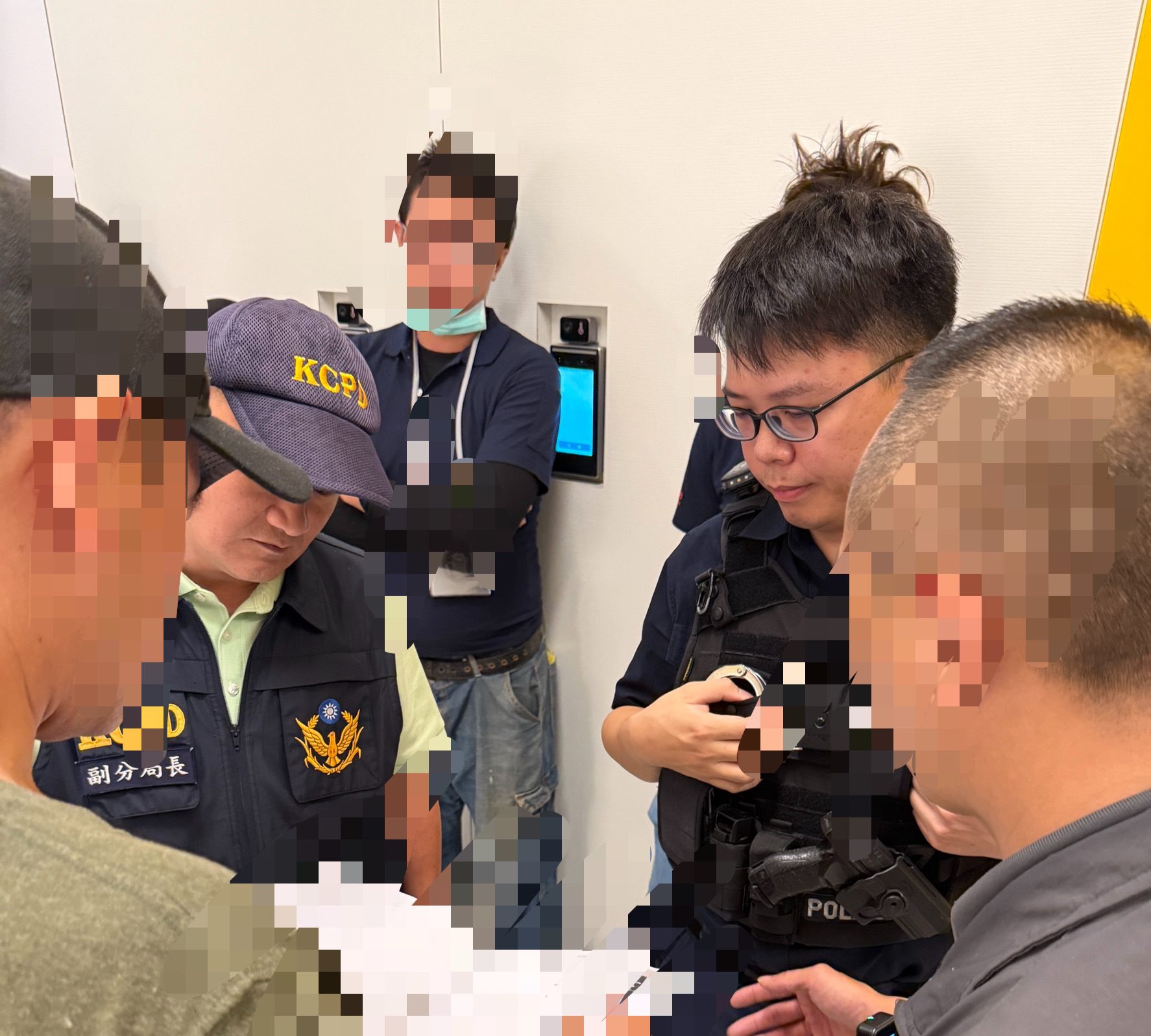 黑衣人衝入醫院，警方到場處置。翻攝畫面