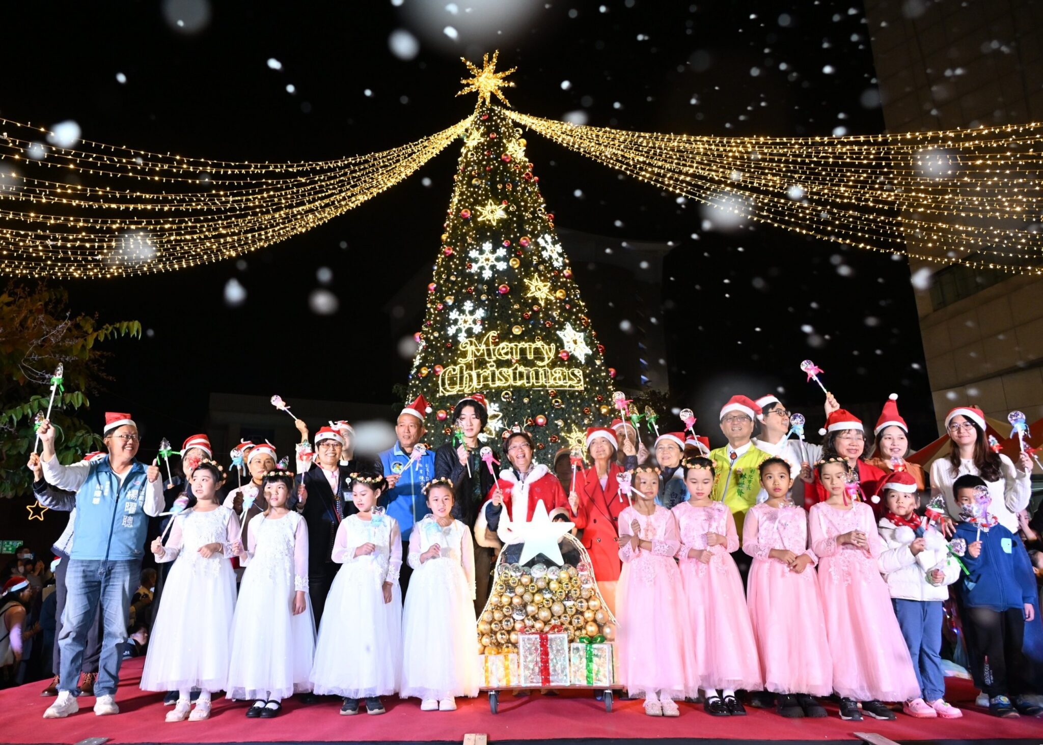 10公尺夢幻聖誕樹點亮彰化夜空 「2025愛在彰化聖誕嘉年華」夢幻登場 10公尺夢幻聖誕樹點亮彰化夜空 「2025愛在彰化聖誕嘉年華」夢幻登場