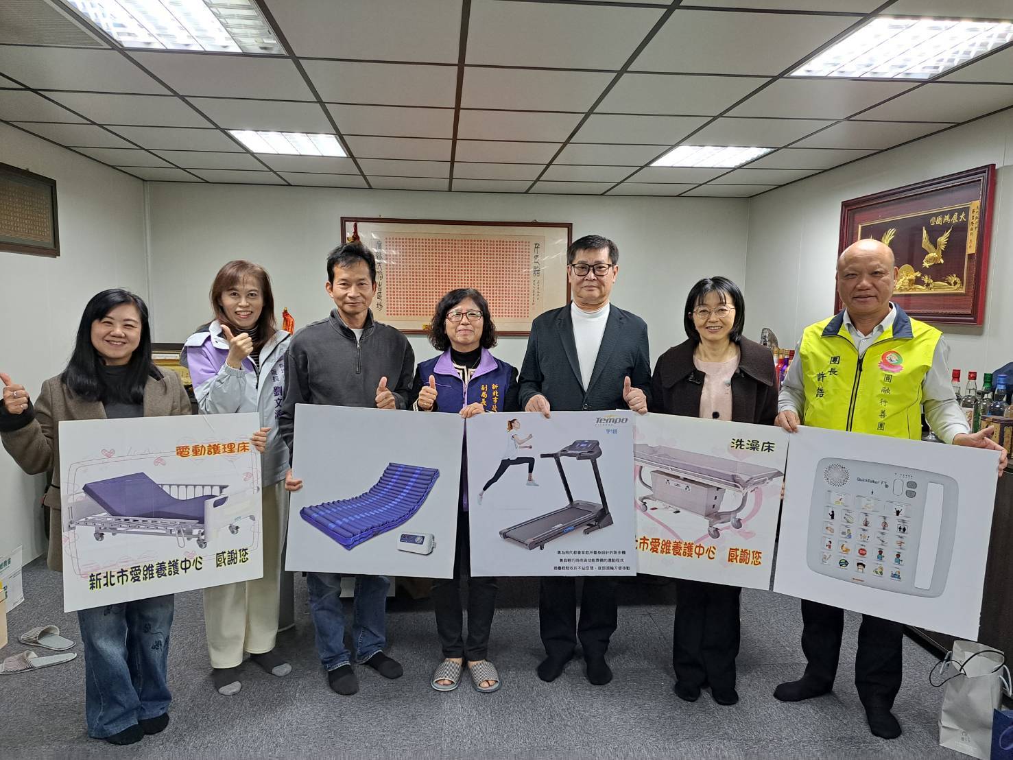 圓融行善團媒合謝坤樹及蔡吉隆 贈40萬元復健器材給兩身障機構