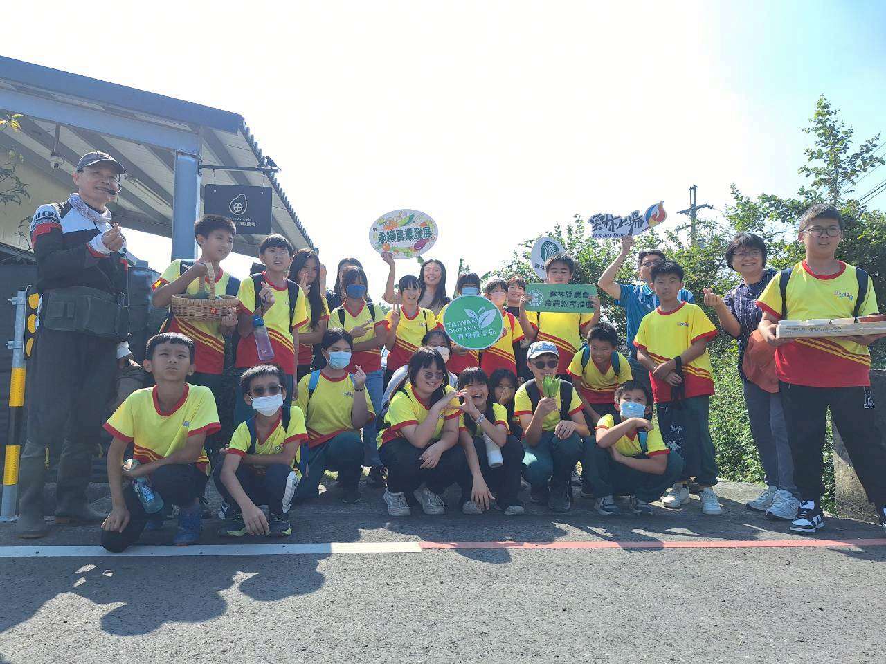 雲林食農教育深入在地　農業處領後埔國小師生探尋可可、酪梨及社區永續雞場