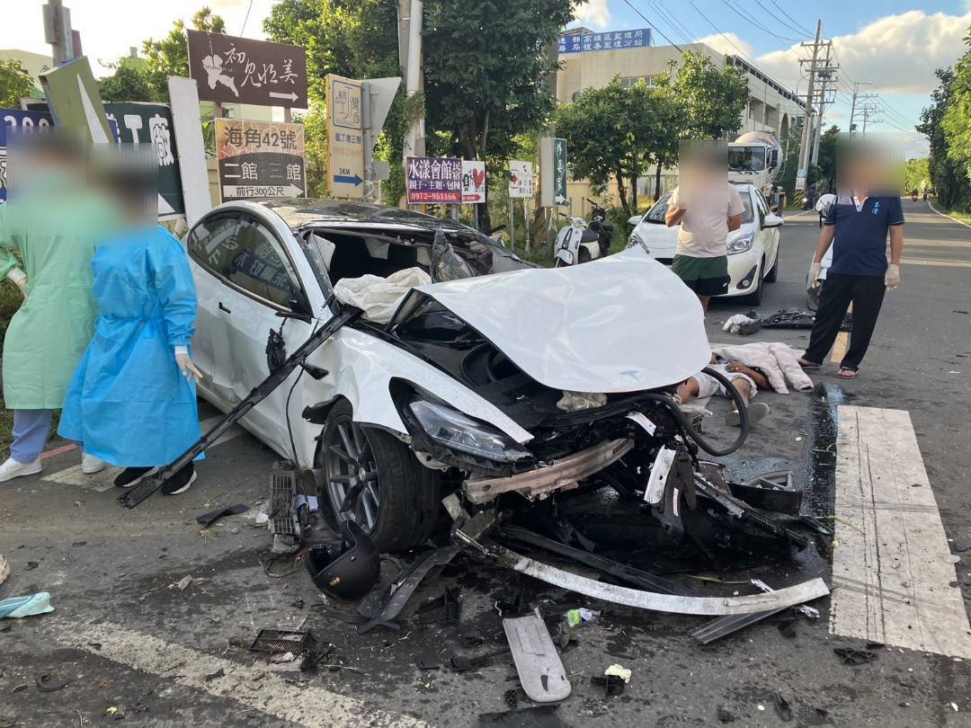 恆春驚悚車禍！自小客追撞水泥預拌車又波及機車　1死7傷慘烈現場曝光