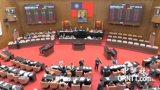 藍白壓綠　三讀通過停砍公務人員年金