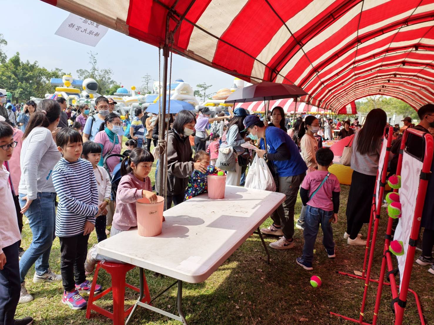 中鋼企業工會今在高雄衛武營都會公園舉辦公益家庭日活動。中鋼提供