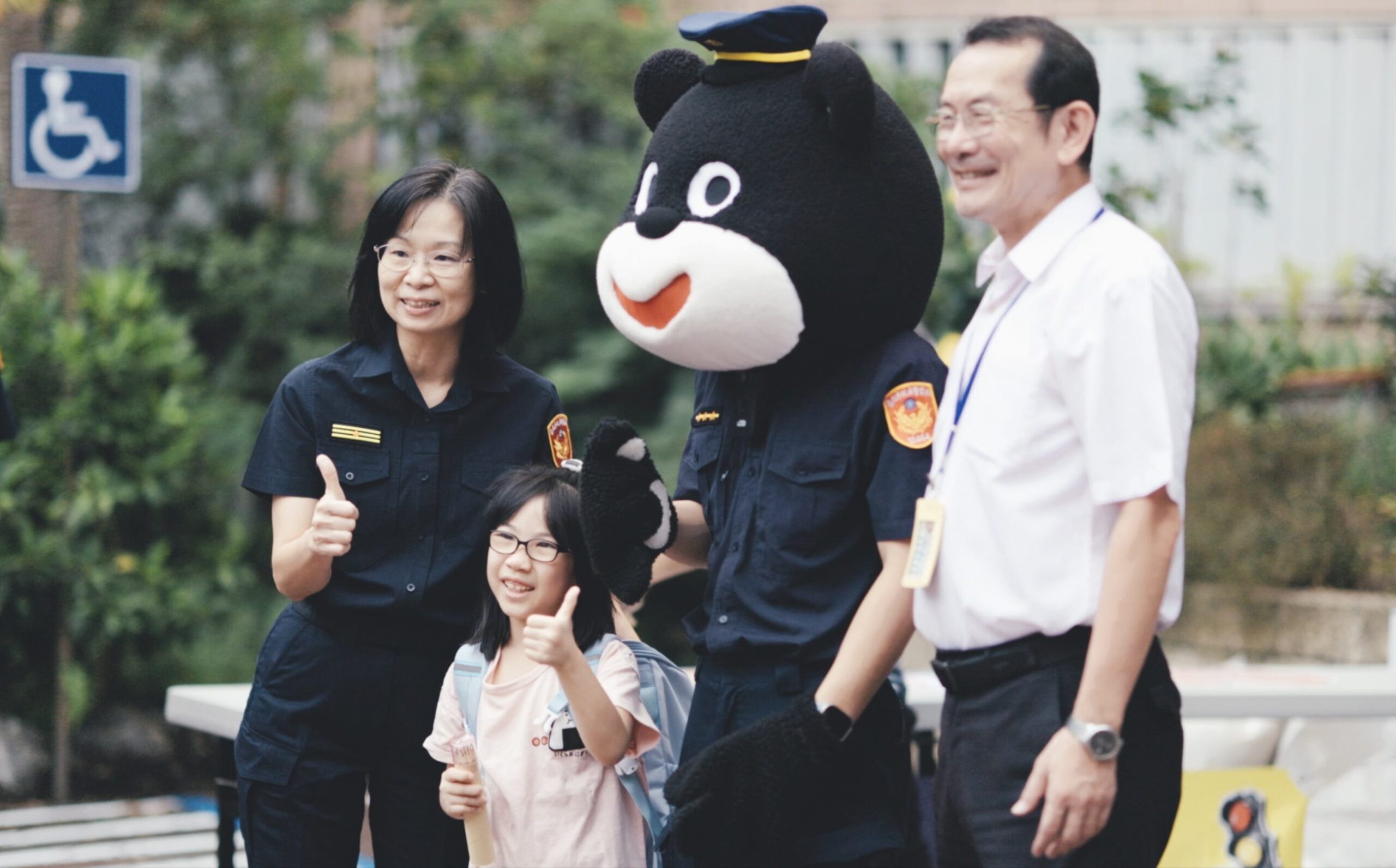 警察熊寶陪你開學！擊掌送暖安全守護不缺席