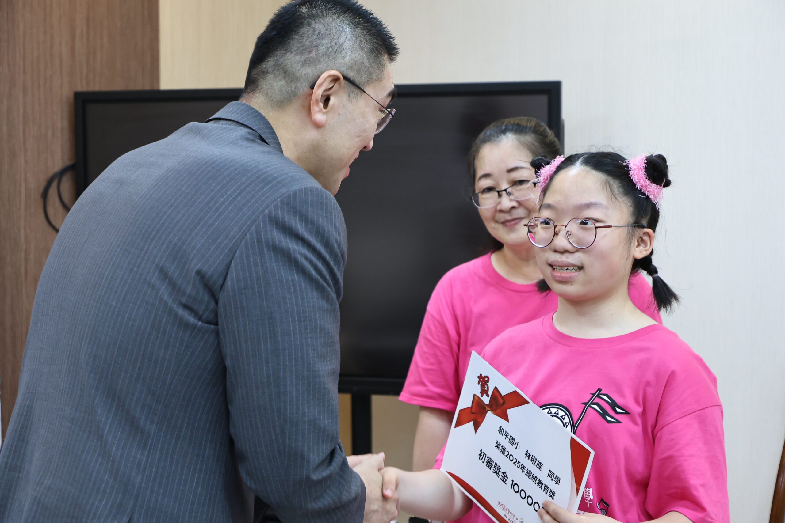 逆境中發光！基隆兩位學生入圍總統教育獎　謝國樑接見鼓勵