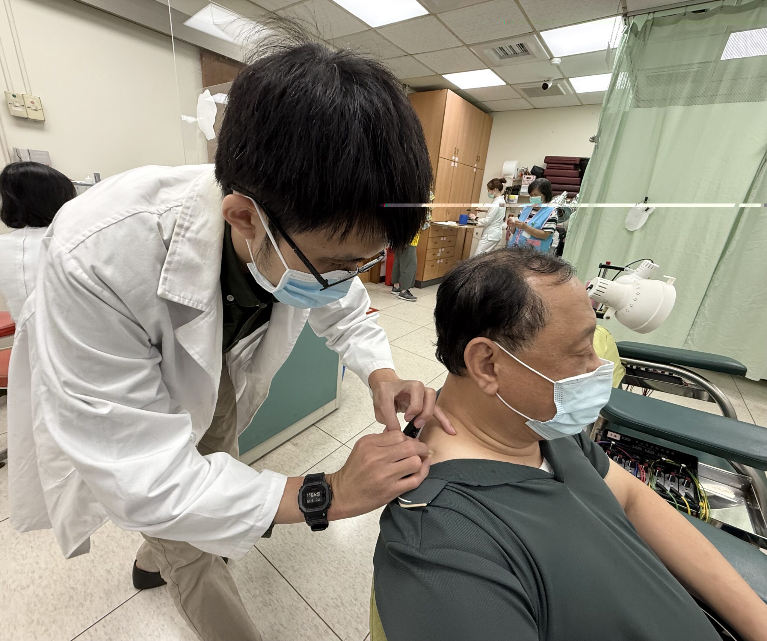 低頭滑太久、電腦看整天  小心頸因性頭痛悄悄上身
