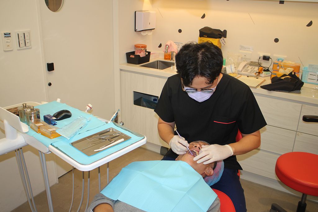 結合牙醫專業精神實踐醫者仁心，張哲維醫師提醒牙齒保健需定期檢查與及早治療