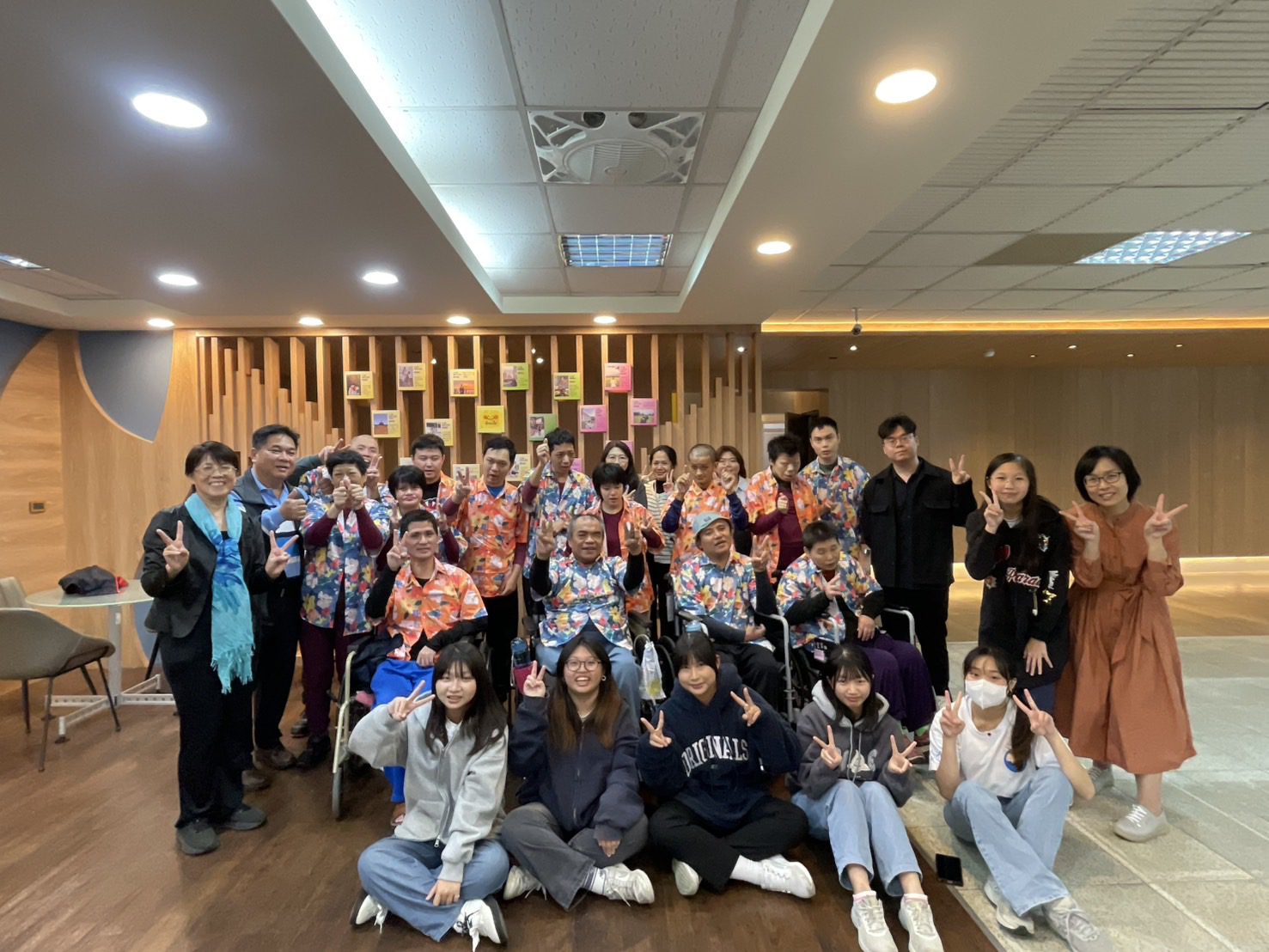 把尊嚴與溫暖畫在一起:屏科大社工系「精迦就歡喜.藝起來繪情」藝術展開幕