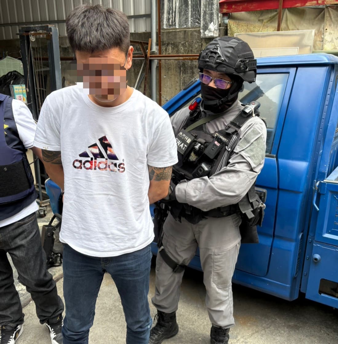 警方在台南市永康區逮捕拒檢逃逸的黃男。翻攝畫面