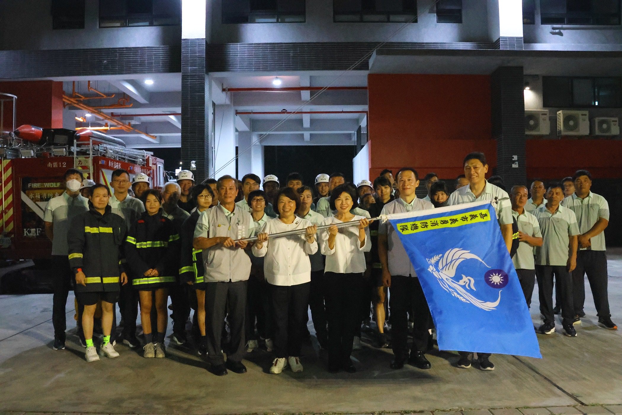 嘉義市義消出征全國賽!黃敏惠授旗勉勵 11位鐵娘子挑戰火場救援 嘉義市義消出征全國賽!黃敏惠授旗勉勵 11位鐵娘子挑戰火場救援