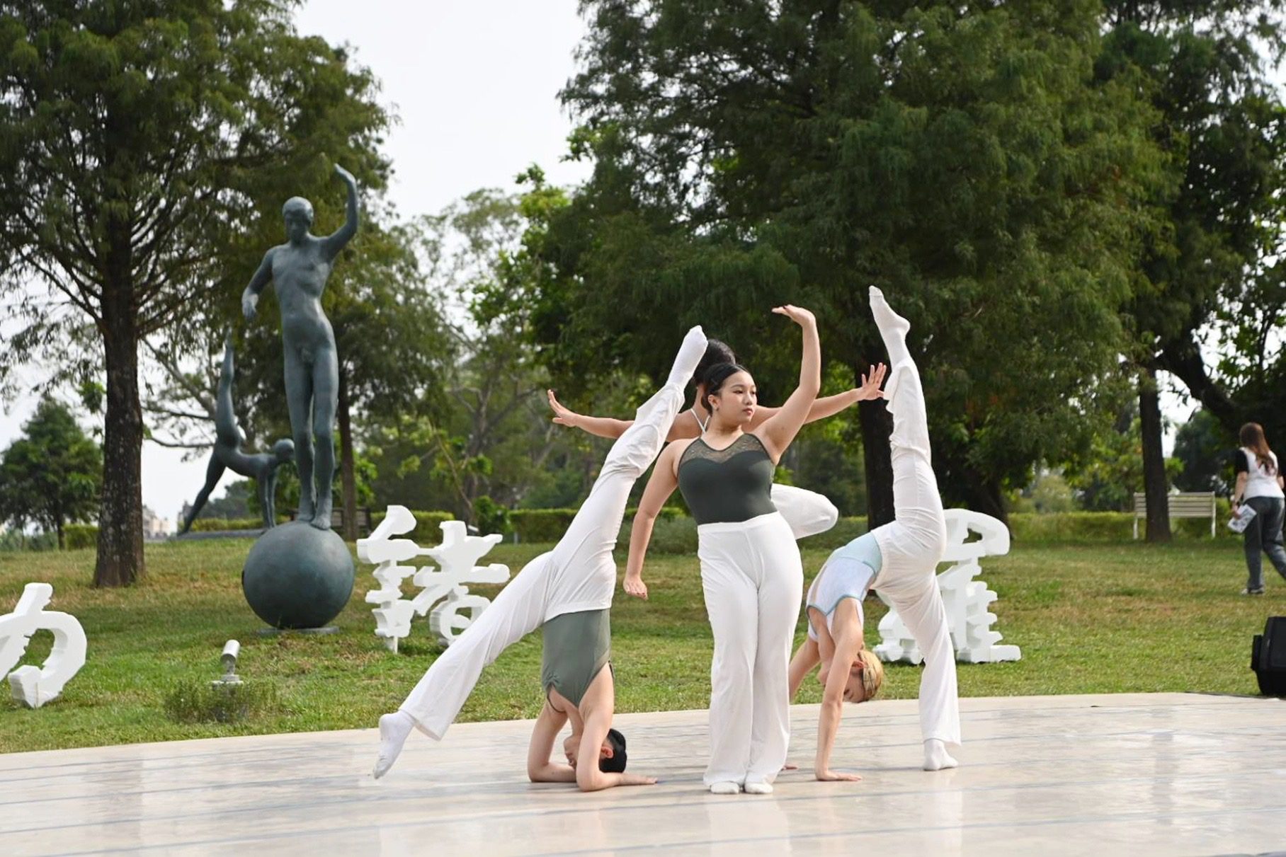 雕塑韵律映湖光　蒲添生雕塑園區落腳北香湖