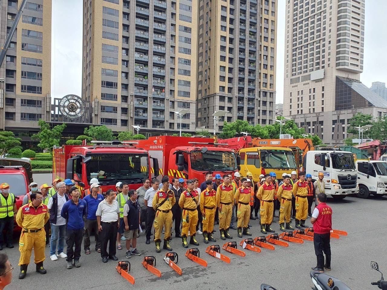 展現南部縣市互助精神　高市府2梯次 98人及各式機具　支援嘉義縣、市救災