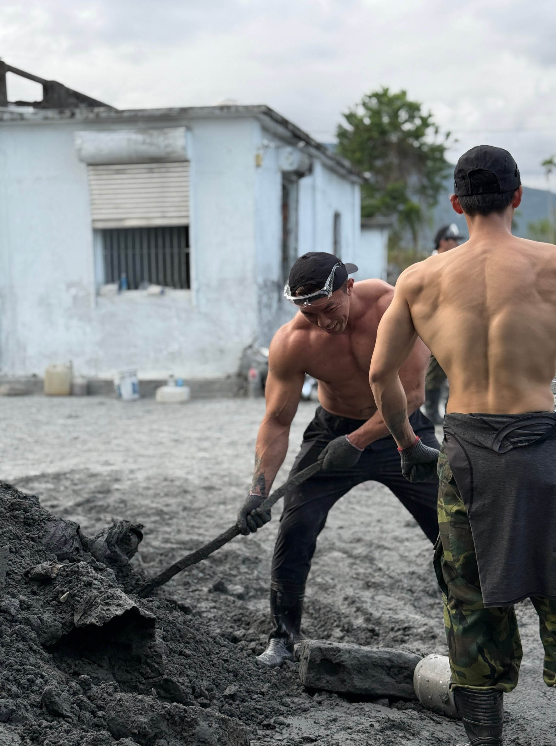 Rock 李振瑋信守承諾 號召民眾朋友近百人組成肌肉戰隊熱血返花蓮