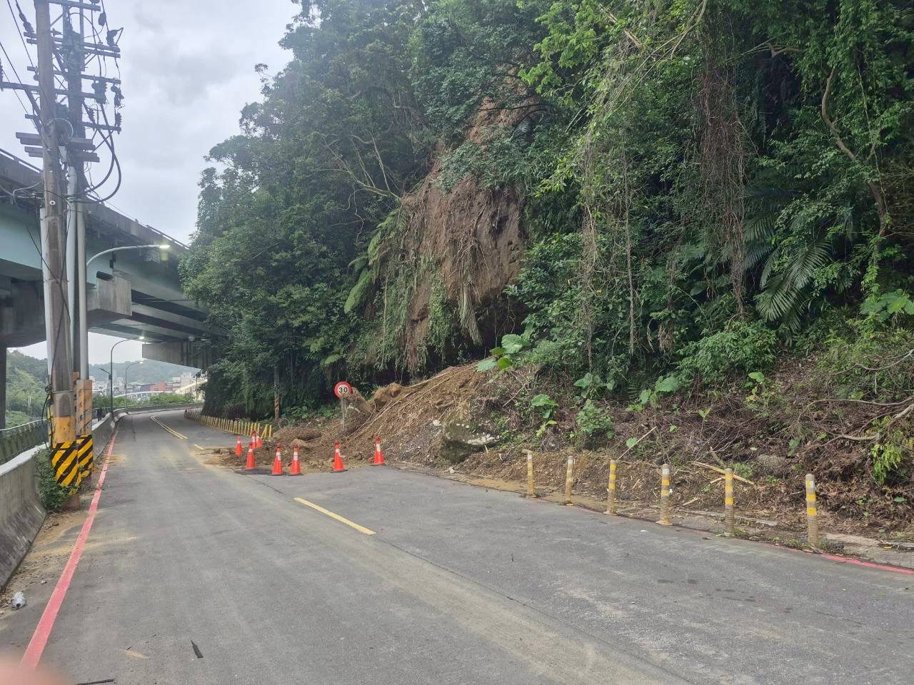 基隆暖暖邊坡坍方落石頻仍　工務處吊掛勘察防災