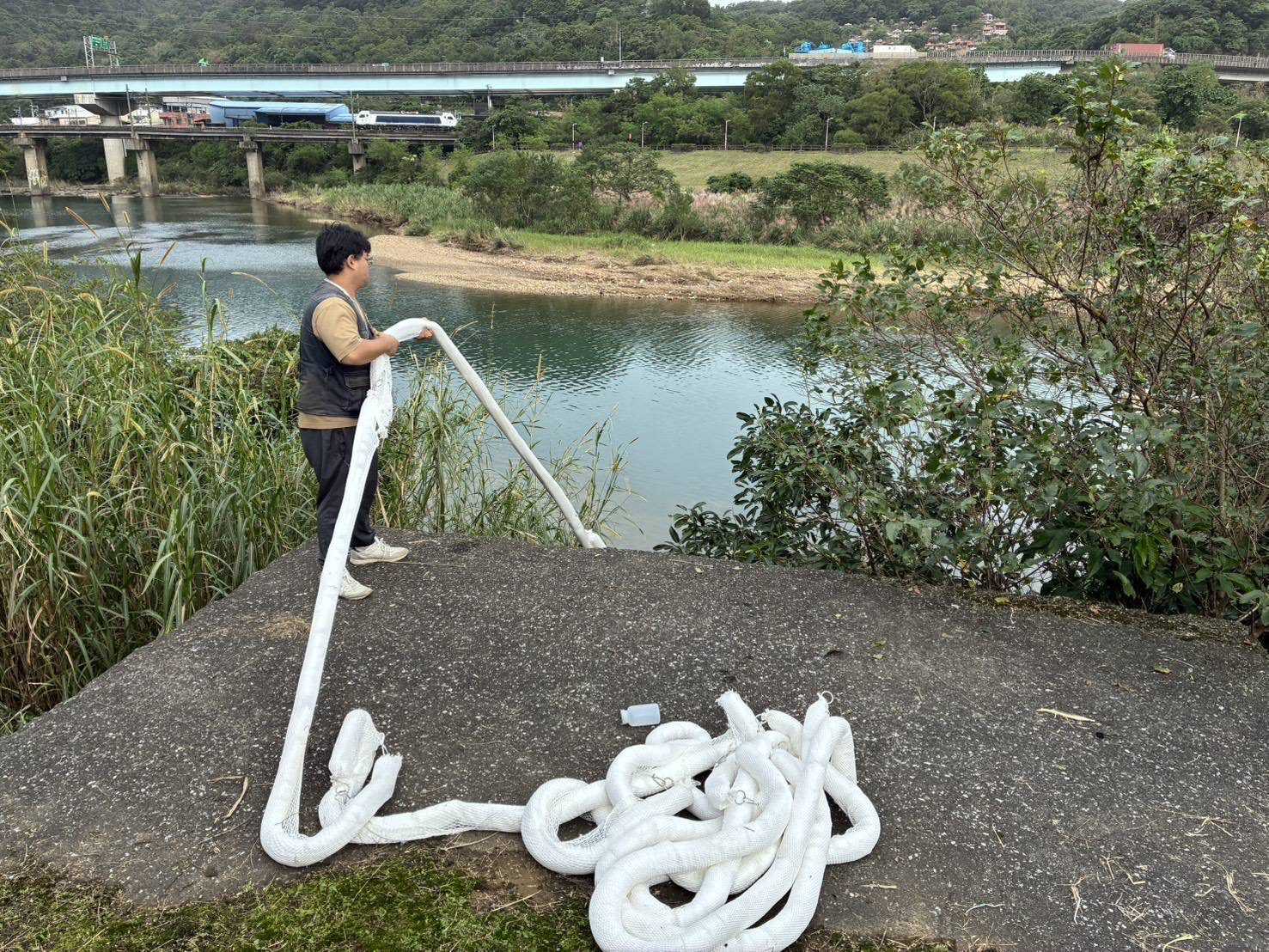 基隆河八堵段現油污 環保局急應變、台水切換水源保供水 基隆河八堵段現油污 環保局急應變、台水切換水源保供水