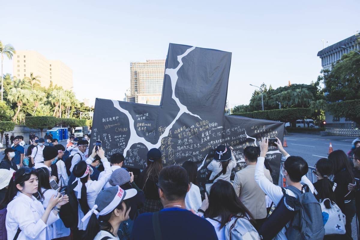醫界警告強制評鑑恐毀產業 政府允諾將採自主管理 醫界警告強制評鑑恐毀產業 政府允諾將採自主管理