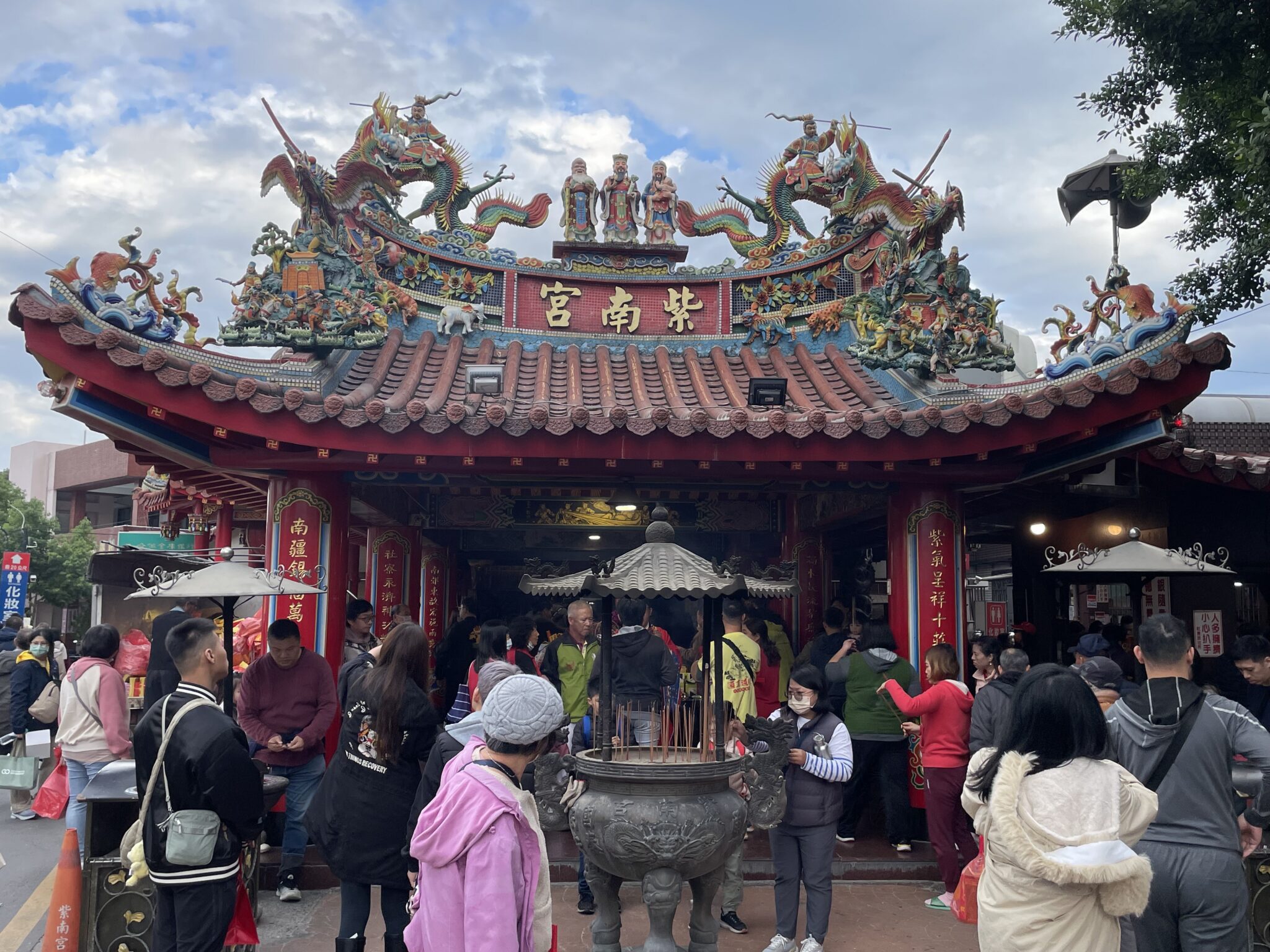 迎接馬年好運到 竹山紫南宮元旦發送招財錢母 逾10萬信眾排隊祈福