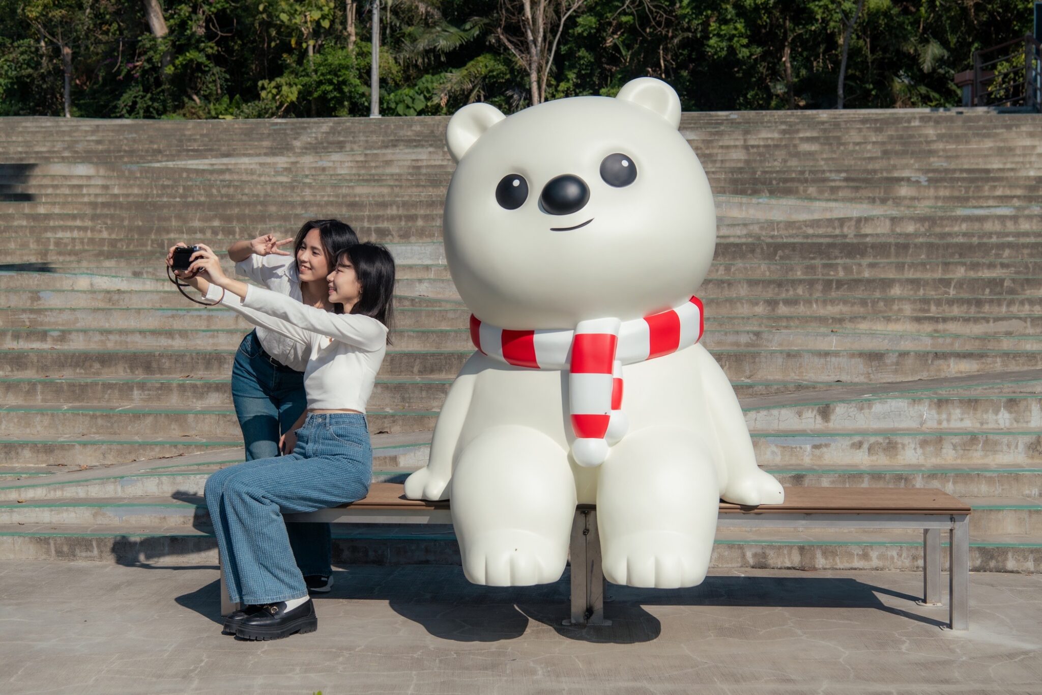 湖畔萌熊報到!蘭潭姊妹亭「大白熊」成嘉義最新拍卡熱點