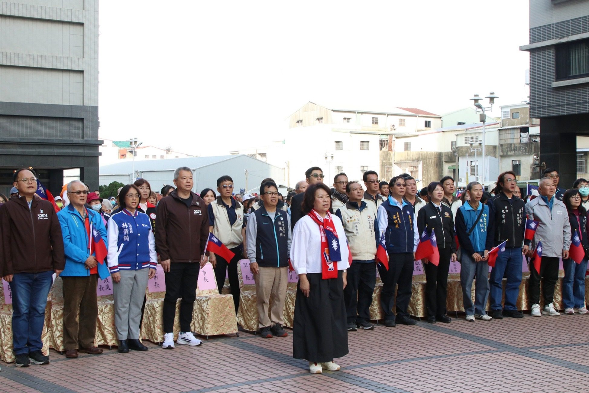 黃敏惠參加經國、精忠新城元旦升旗 陪伴佛光寶寶迎新年