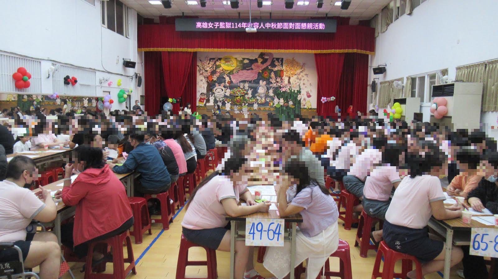 「門縫外的一盞燈」—高雄女子監獄中秋懇親會,親情爆棚場面令人動容 「門縫外的一盞燈」—高雄女子監獄中秋懇親會,親情爆棚場面令人動容