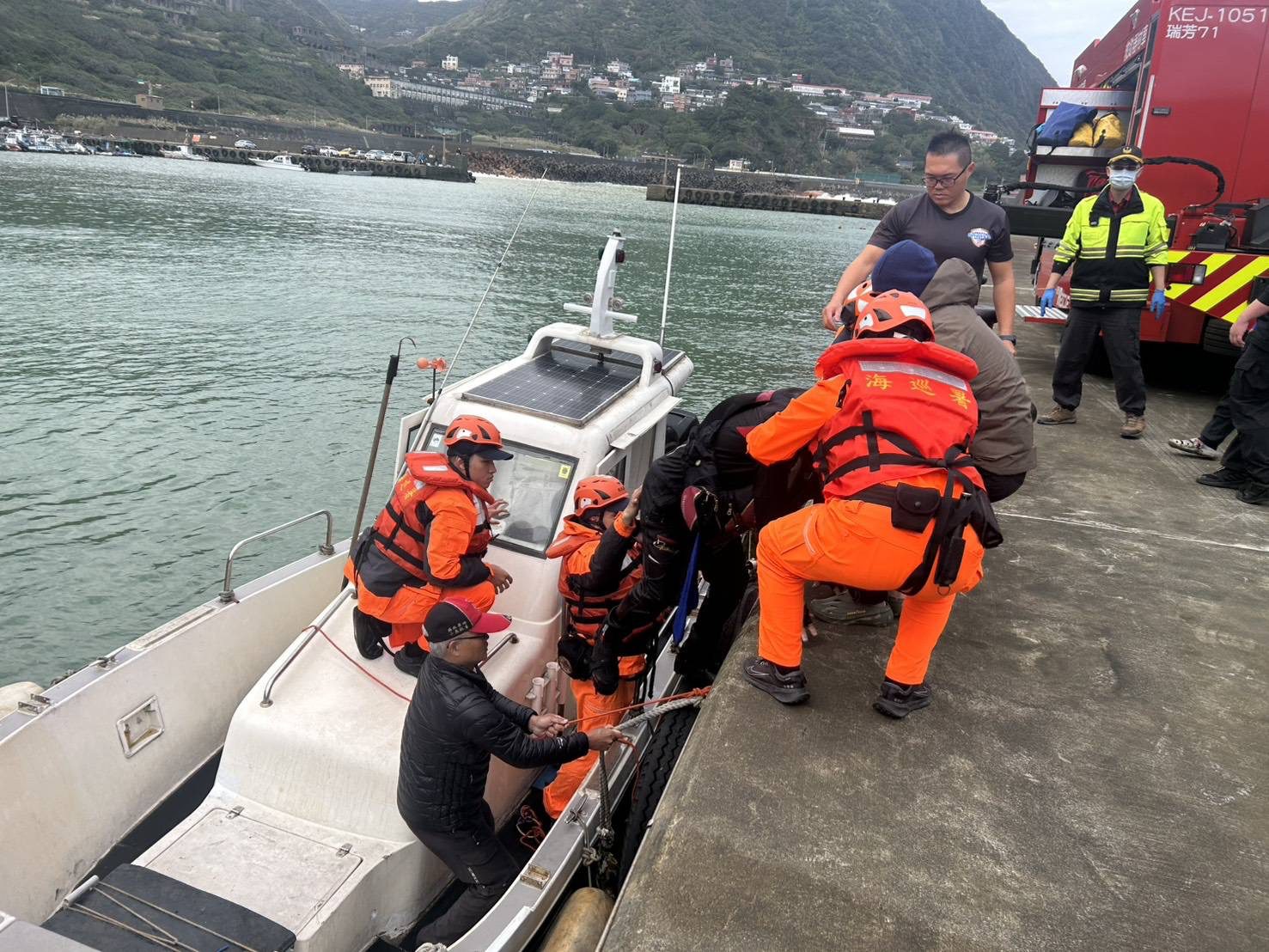 水湳洞驚魂!2釣客遭海浪捲落 海巡、漁民急馳成功救援