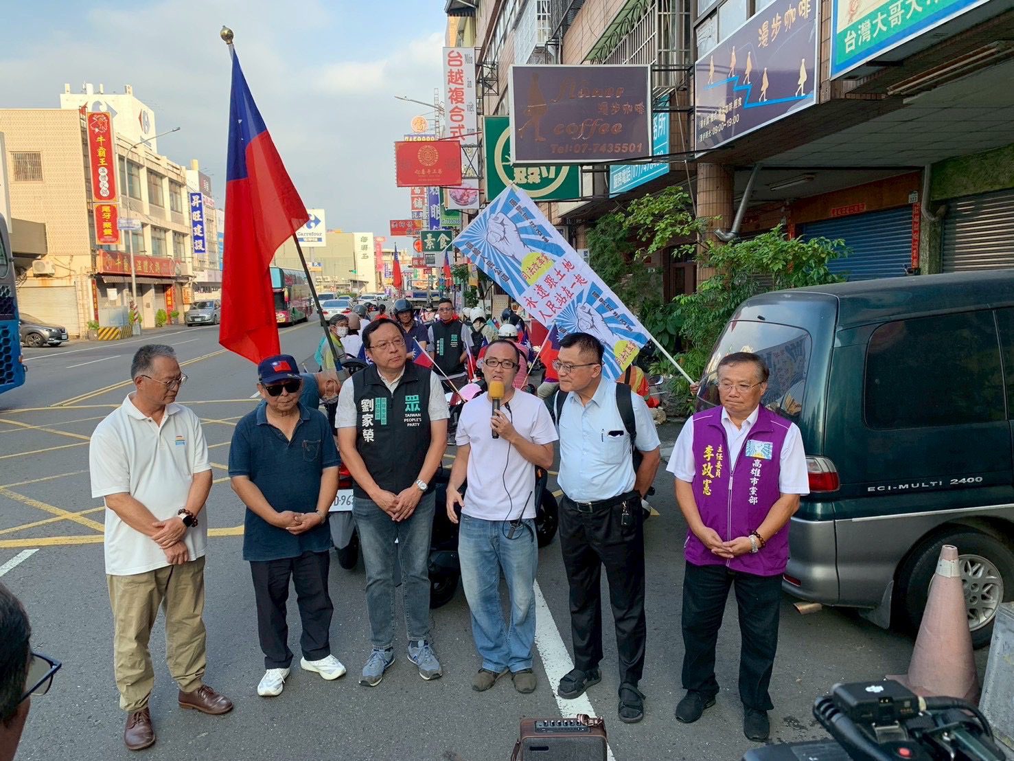 喚醒被遺忘的節日 台灣民眾黨高市黨部車掃慶光復節 喚醒被遺忘的節日 台灣民眾黨高市黨部車掃慶光復節