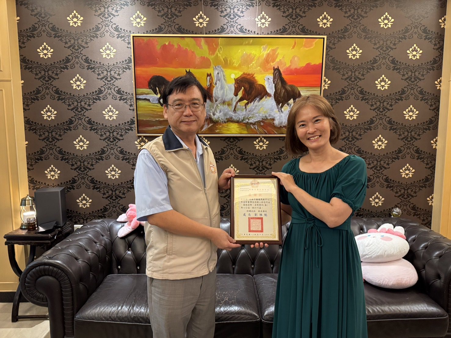 橋頭馬術中心李宜珍董事長善心捐款 溫暖慰助高雄弱勢榮民眷 橋頭馬術中心李宜珍董事長善心捐款 溫暖慰助高雄弱勢榮民眷