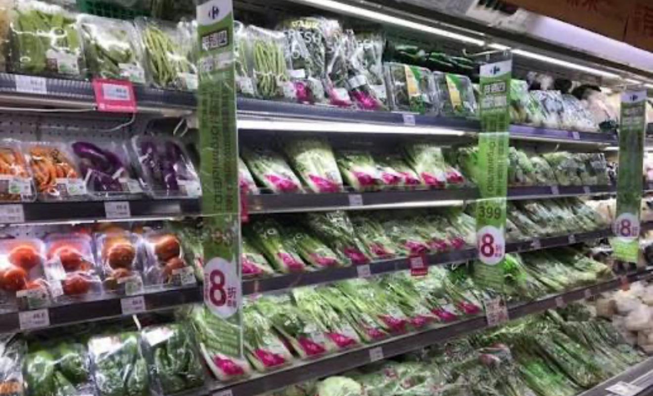 因應颱風鳳凰逼近，家樂福生鮮蔬果持續保持供應，備足5倍貨量