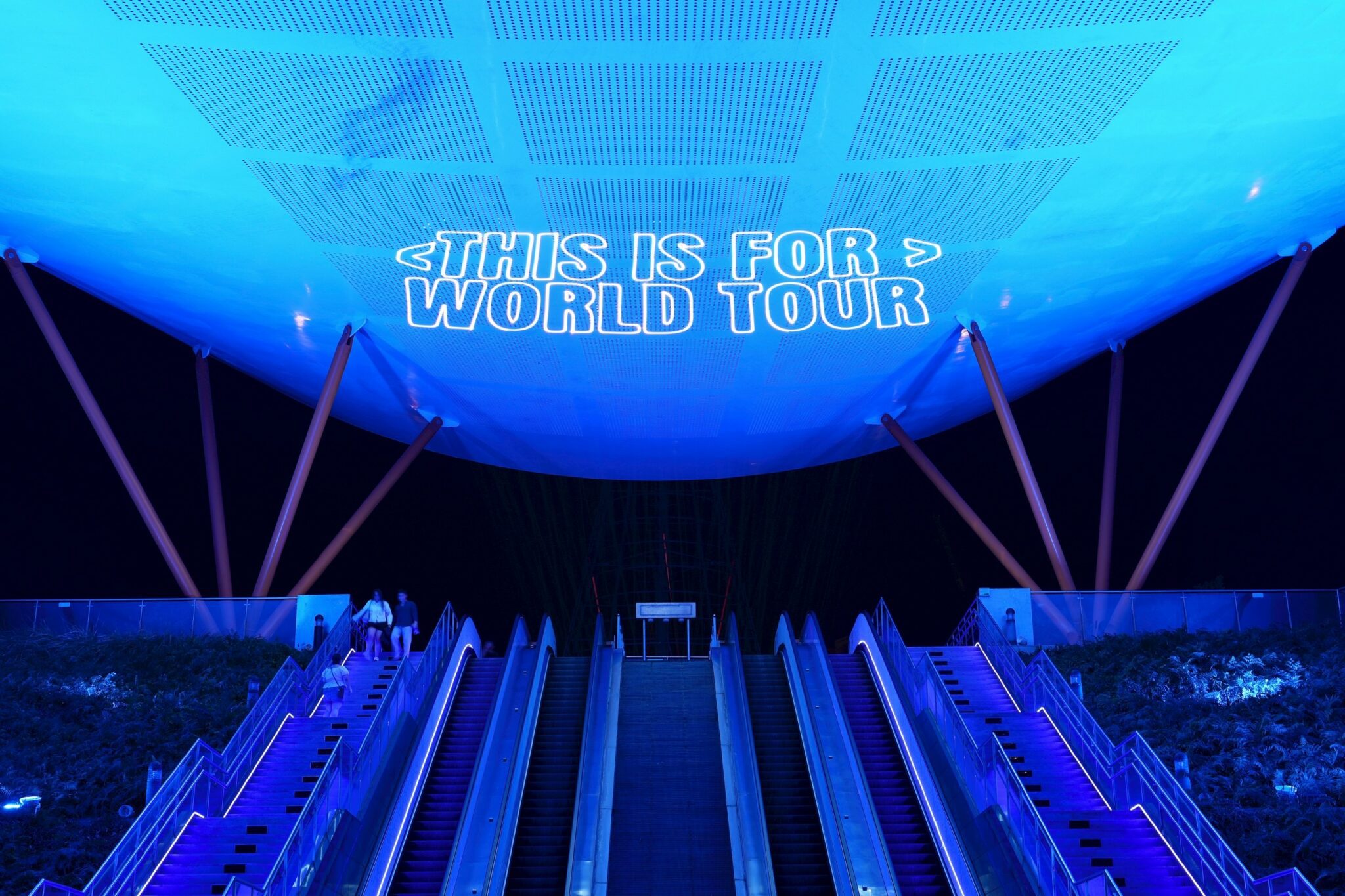 TWICE首次攻佔高雄世運主場館開唱　高捷攜手市府打造升級版藍色應