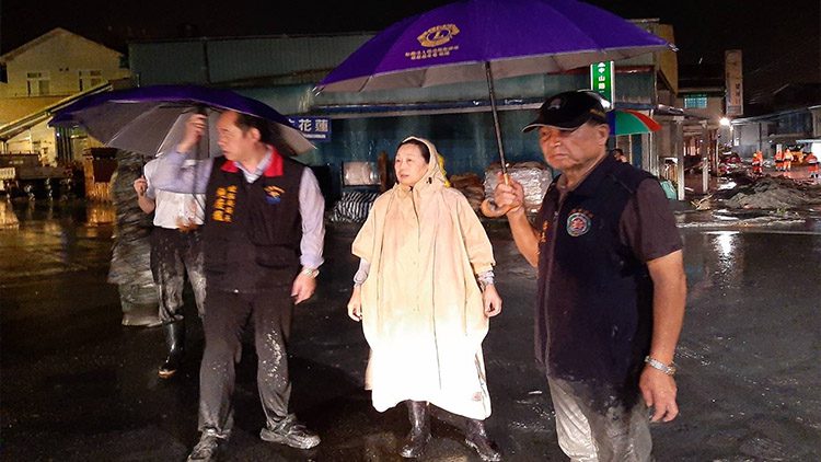 搶災不間斷 徐榛蔚坐鎮光復鄉 啟動緊急應變 加速清淤搶通道路