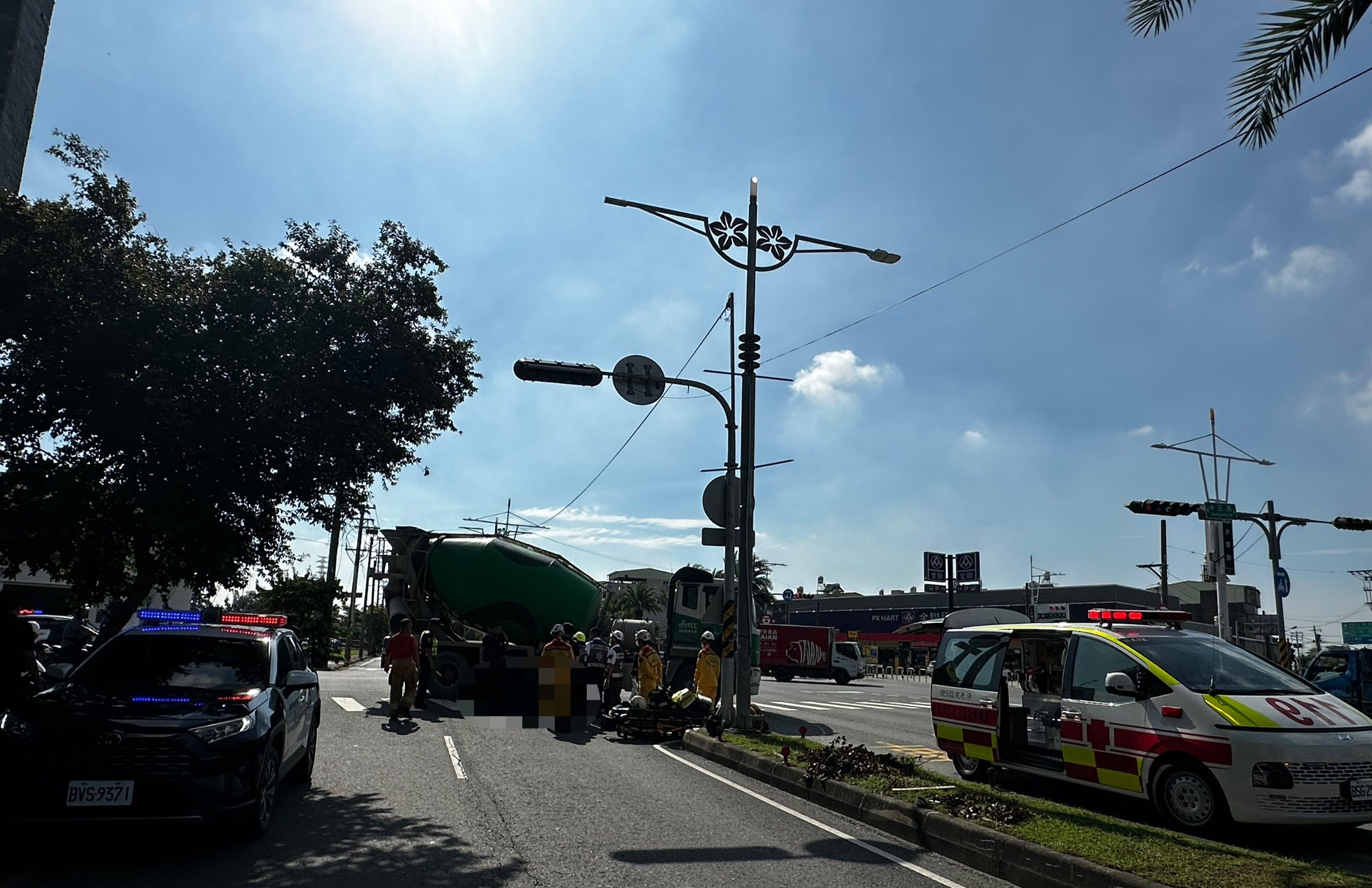 高雄市仁武區中正路與水管路口今早發生死亡車禍。民眾提供