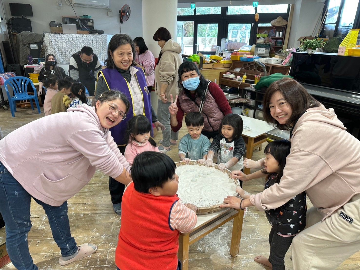 基隆市老幼共學搖元宵　祖孫團圓慶月圓