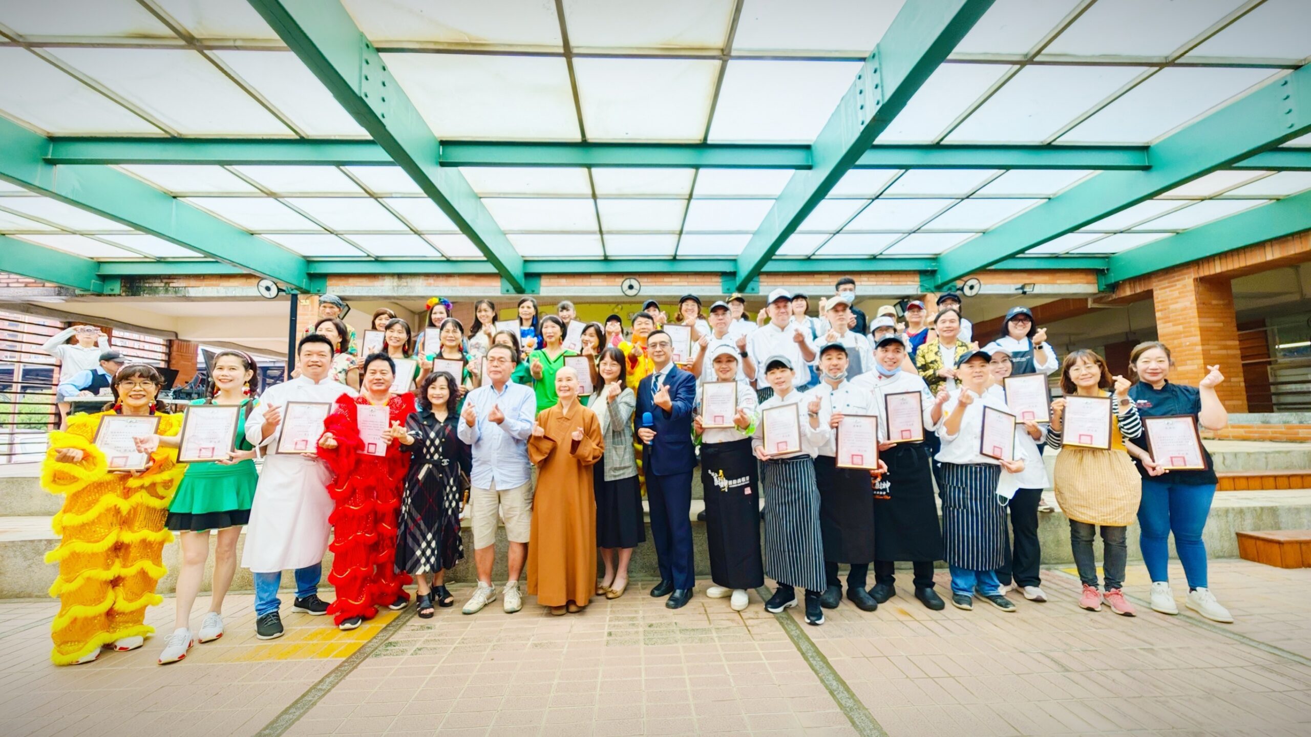 獨老共餐看秀樂開懷   台師大衛教系攜手會稽國中形塑高老師健促團隊